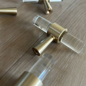 COPY - 6 lucite and brass knobs